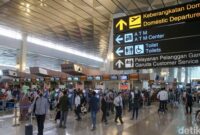 Pada H-3, Jumat, (29/4/2022), menjelang hari raya Idulfitri 1443 H, terminal 3 bandara Soekarno Hatta, Tangerang, Banten memberangkatkan sebanyak 28.664 orang( Poto : detikcom ).