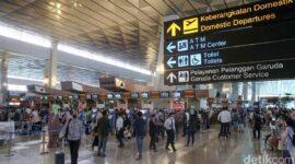 Pada H-3, Jumat, (29/4/2022), menjelang hari raya Idulfitri 1443 H, terminal 3 bandara Soekarno Hatta, Tangerang, Banten memberangkatkan sebanyak 28.664 orang( Poto : detikcom ).