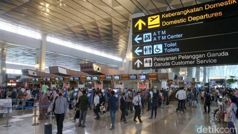 Pada H-3, Jumat, (29/4/2022), menjelang hari raya Idulfitri 1443 H, terminal 3 bandara Soekarno Hatta, Tangerang, Banten memberangkatkan sebanyak 28.664 orang( Poto : detikcom ).
