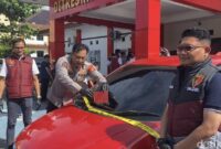 Polisi menangkap lima debt collector di Pangkalpinang yang diduga melakukan penarikan kendaraan secara ilegal tanpa prosedur resmi.( Poto : detikcom ).