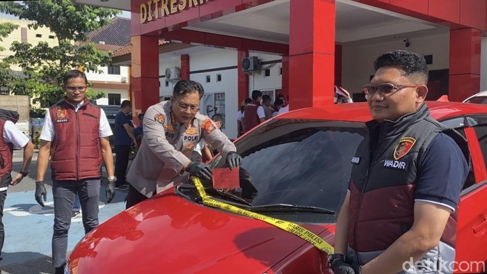 Polisi menangkap lima debt collector di Pangkalpinang yang diduga melakukan penarikan kendaraan secara ilegal tanpa prosedur resmi.( Poto : detikcom ).