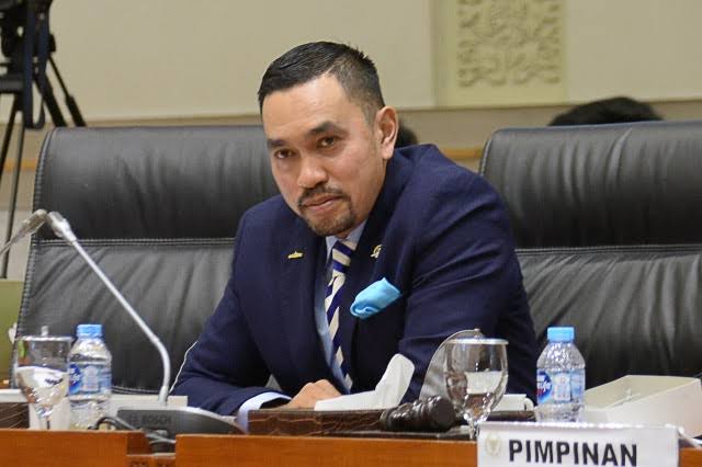Pembahasan alasan Presiden Prabowo mempertahankan Kapolri Listyo Sigit Prabowo karena stabilitas keamanan nasional serta usulan pembatasan masa jabatan Kapolri di masa depan.( Poto : istimewa ).