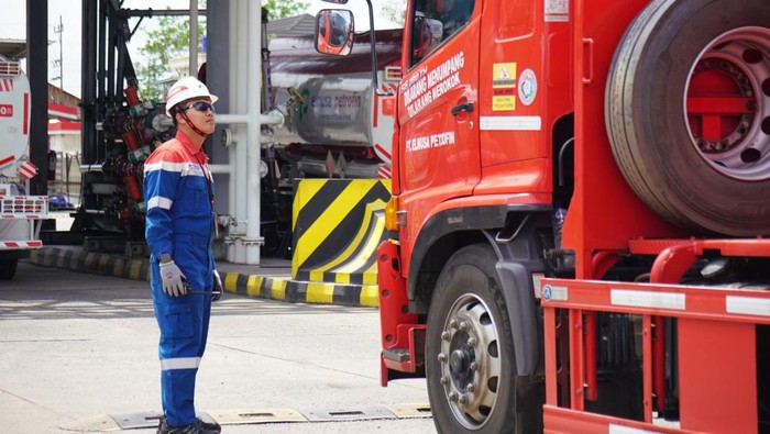 Pertamina Patra Niaga melakukan investigasi distribusi BBM di Jambi setelah dugaan pelanggaran oleh mobil tangki. Perusahaan menindak tegas pelaku dan memperketat pengawasan.( Poto : detikfinance ).