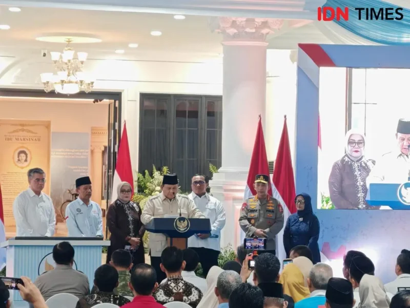 Presiden Prabowo Subianto saat meresmikan Museum Ibu Marsinah di Nganjuk dan menyampaikan pidato tentang penegakan hukum serta kritik terhadap kolusi aparat dan kapitalis. ( Poto : IDN TIMES ).