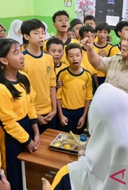 Prabowo Bernyanyi Hymne Guru Bersama Siswa Saat Tinjau MBG di SMPN 111 Jakarta