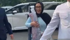 Nanik S Deyang sesaat setelah turun dari kendaraan untuk mengikuti prosesi pelantikan sebagai Kepala Badan Gizi Nasional (BGN) di Kompleks Istana Kepresidenan Jakarta, Senin (8/6/2026).( poto : kabarin )