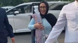 Nanik S Deyang sesaat setelah turun dari kendaraan untuk mengikuti prosesi pelantikan sebagai Kepala Badan Gizi Nasional (BGN) di Kompleks Istana Kepresidenan Jakarta, Senin (8/6/2026).( poto :  kabarin )