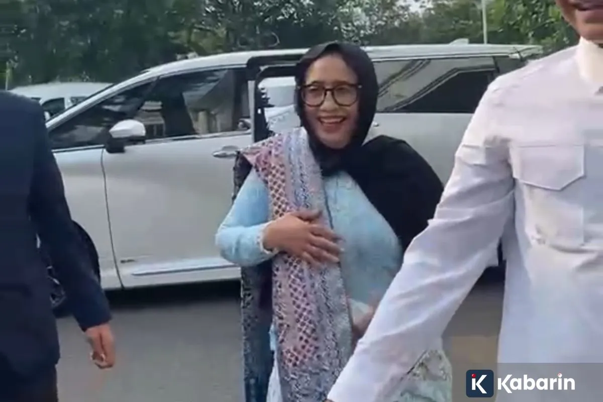 Nanik S Deyang sesaat setelah turun dari kendaraan untuk mengikuti prosesi pelantikan sebagai Kepala Badan Gizi Nasional (BGN) di Kompleks Istana Kepresidenan Jakarta, Senin (8/6/2026).( poto :  kabarin )