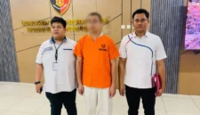 Penyidik Direktorat Tindak Pidana Tertentu (Dittipidter) Bareskrim Polri menahan Direktur Utama PT Mitra Mentari Sentosa (MMS), Whu Zeng Xie (tengah).( poto : ANTARA)