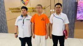 Penyidik Direktorat Tindak Pidana Tertentu (Dittipidter) Bareskrim Polri menahan Direktur Utama PT Mitra Mentari Sentosa (MMS), Whu Zeng Xie (tengah).( poto : ANTARA)