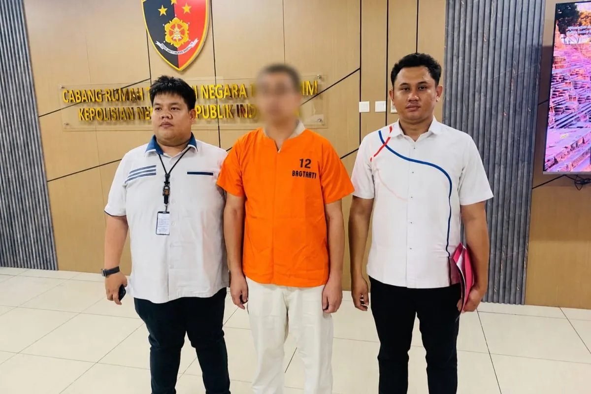 Penyidik Direktorat Tindak Pidana Tertentu (Dittipidter) Bareskrim Polri menahan Direktur Utama PT Mitra Mentari Sentosa (MMS), Whu Zeng Xie (tengah).( poto : ANTARA)