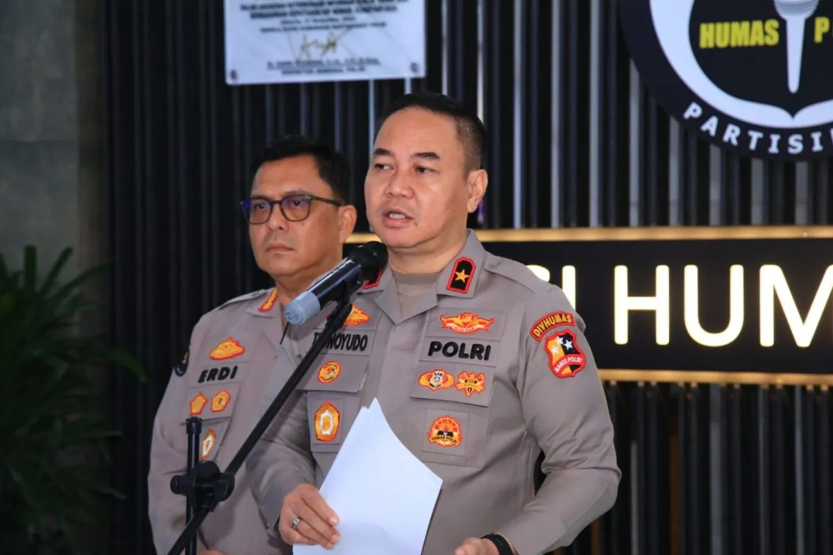 Kepala Biro Penerangan Masyarakat (Karo Penmas) Divhumas Polri Brigjen Pol. Trunoyudo Wisnu Andiko (kedua kanan).( poto : ANTARA)