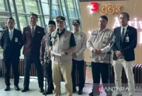 Menteri Haji dan Umrah RI Mochamad Irfan Yusuf memimpin konferensi pers, Selasa (23/6/2026).( poto : ANTARA )