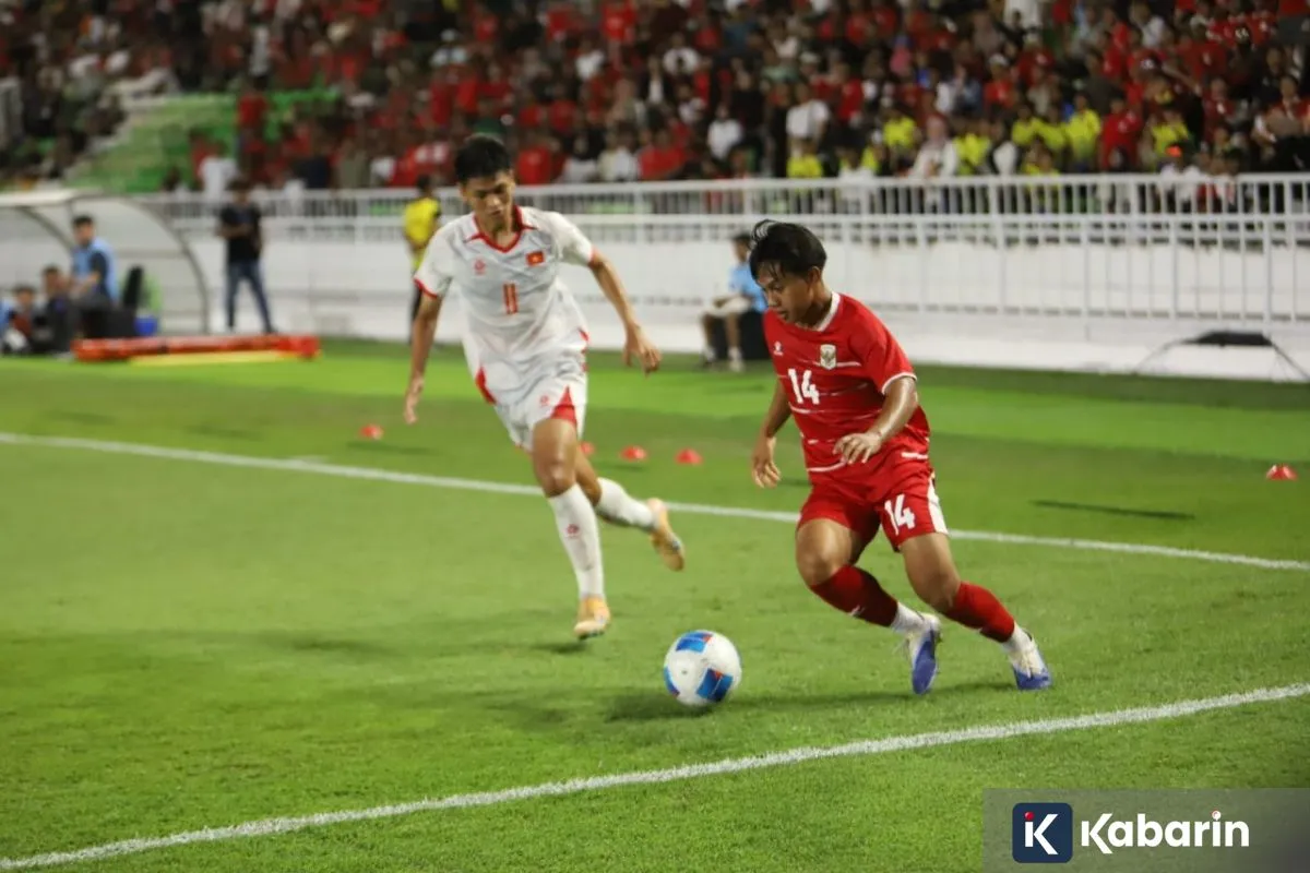 Pemain timnas U19 Indonesia Fabio Azkairawan (kanan).( poto : ANTARA )