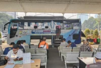 Lokasi Samsat keliling Jakarta Selatan yang berada di area parkir Polda Metro Jaya. ( poto : ANTARA/Ilham Kausar )