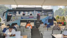 Lokasi Samsat keliling Jakarta Selatan yang berada di area parkir Polda Metro Jaya. ( poto : ANTARA/Ilham Kausar )