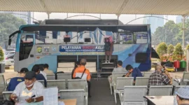 Lokasi Samsat keliling Jakarta Selatan yang berada di area parkir Polda Metro Jaya. ( poto : ANTARA/Ilham Kausar )