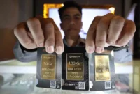 Petugas menata logam mulia di Galeri 24, Jakarta. Investor Daily/David Gita Roza