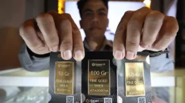 Petugas menata logam mulia di Galeri 24, Jakarta. Investor Daily/David Gita Roza