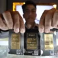 Petugas menata logam mulia di Galeri 24, Jakarta. Investor Daily/David Gita Roza