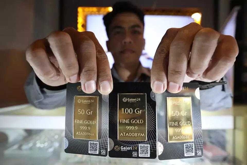 Petugas menata logam mulia di Galeri 24, Jakarta. Investor Daily/David Gita Roza