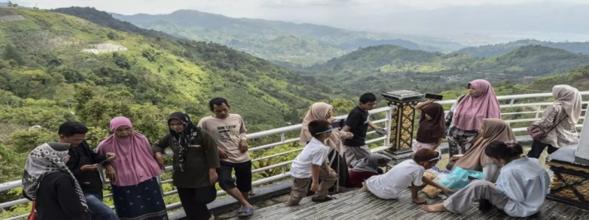 Wisatawan melihat panorama bukit di obyek wisata Bukit Khayangan, Sungai Penuh, Jambi, Selasa (24/3/2026). (ANTARA FOTO/Wahdi Septiawan)