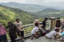 Wisatawan melihat panorama bukit di obyek wisata Bukit Khayangan, Sungai Penuh, Jambi, Selasa (24/3/2026). (ANTARA FOTO/Wahdi Septiawan)