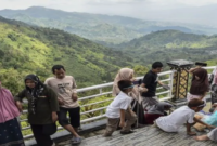 Wisatawan melihat panorama bukit di obyek wisata Bukit Khayangan, Sungai Penuh, Jambi, Selasa (24/3/2026). (ANTARA FOTO/Wahdi Septiawan)
