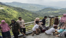 Wisatawan melihat panorama bukit di obyek wisata Bukit Khayangan, Sungai Penuh, Jambi, Selasa (24/3/2026). (ANTARA FOTO/Wahdi Septiawan)