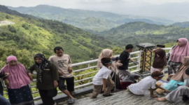 Wisatawan melihat panorama bukit di obyek wisata Bukit Khayangan, Sungai Penuh, Jambi, Selasa (24/3/2026). (ANTARA FOTO/Wahdi Septiawan)