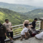 Wisatawan melihat panorama bukit di obyek wisata Bukit Khayangan, Sungai Penuh, Jambi, Selasa (24/3/2026). (ANTARA FOTO/Wahdi Septiawan)