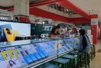 Suasana konter HP di sentra ponsel Pusat Grosir Cililitan. ( poto : kompas.com )
