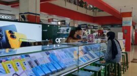 Suasana konter HP di sentra ponsel Pusat Grosir Cililitan. ( poto : kompas.com )
