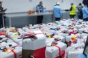 Petugas membongkar koper jamaah yang kedapatan menyimpan air zamzam saat akan pulang ke Tanah Air, Senin (16/6/2025).( poto : ANTARA )