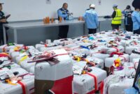 Petugas membongkar koper jamaah yang kedapatan menyimpan air zamzam saat akan pulang ke Tanah Air, Senin (16/6/2025).( poto : ANTARA )
