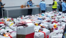 Petugas membongkar koper jamaah yang kedapatan menyimpan air zamzam saat akan pulang ke Tanah Air, Senin (16/6/2025).( poto : ANTARA )