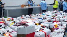 Petugas membongkar koper jamaah yang kedapatan menyimpan air zamzam saat akan pulang ke Tanah Air, Senin (16/6/2025).( poto : ANTARA )