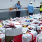 Petugas membongkar koper jamaah yang kedapatan menyimpan air zamzam saat akan pulang ke Tanah Air, Senin (16/6/2025).( poto : ANTARA )