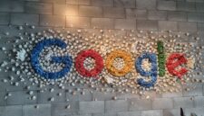 Perusahaan induk Google, Alphabet Inc (GOOG, GOOGL) resmi menggeser posisi Apple (AAPL) sebagai perusahaan dengan kapitalisasi pasar terbesar kedua di dunia.( poto : kompas.com )