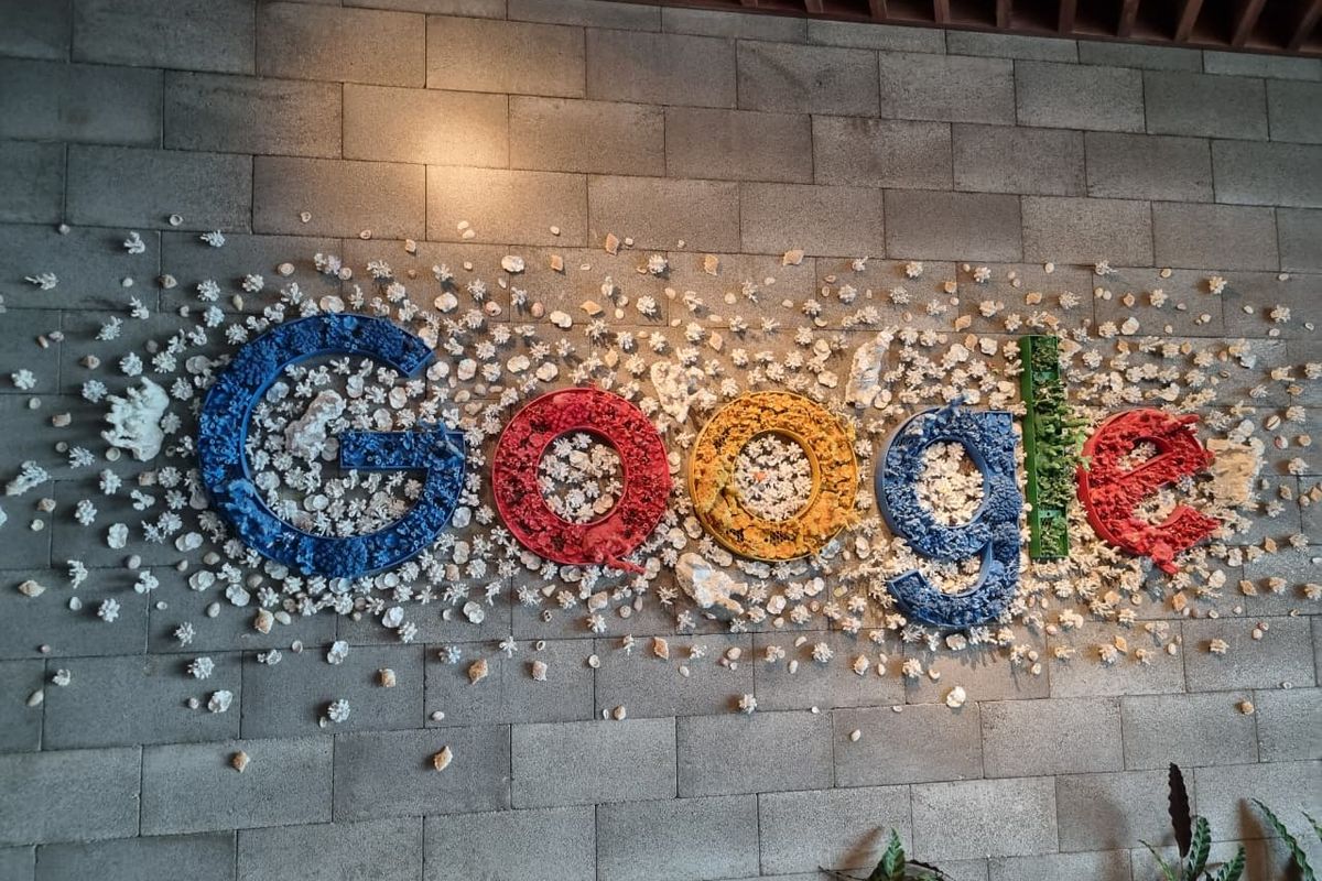 Perusahaan induk Google, Alphabet Inc (GOOG, GOOGL) resmi menggeser posisi Apple (AAPL) sebagai perusahaan dengan kapitalisasi pasar terbesar kedua di dunia.( poto : kompas.com )