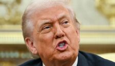 Presiden AS Donald Trump memerintahkan penyelidikan terhadap perusahaan-perusahaan minyak besar setelah harga tak kunjung turun.(AFP/ANDREW CABALLERO-REYNOLDS)