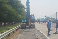Tim proyek mengerjakan lajur bahu luar KM 33+950 hingga KM 33+800 di arah Jakarta. Pekerjaan ini berlangsung pada 15–20 Juni 2026.( poto : kompas.com )