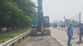 Tim proyek mengerjakan lajur bahu luar KM 33+950 hingga KM 33+800 di arah Jakarta. Pekerjaan ini berlangsung pada 15–20 Juni 2026.( poto : kompas.com )