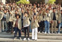 Para mahasiswa UGM usai menyampaikan pernyataan sikap terkait aksi di Gelanggang Inovasi dan Kreativitas (GIK) saat acara diskusi yang menghadirkan tiga pejabat negara.( poto : kompas.com )