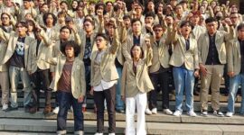 Para mahasiswa UGM usai menyampaikan pernyataan sikap terkait aksi di Gelanggang Inovasi dan Kreativitas (GIK) saat acara diskusi yang menghadirkan tiga pejabat negara.( poto : kompas.com )