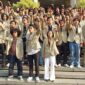 Para mahasiswa UGM usai menyampaikan pernyataan sikap terkait aksi di Gelanggang Inovasi dan Kreativitas (GIK) saat acara diskusi yang menghadirkan tiga pejabat negara.( poto : kompas.com )