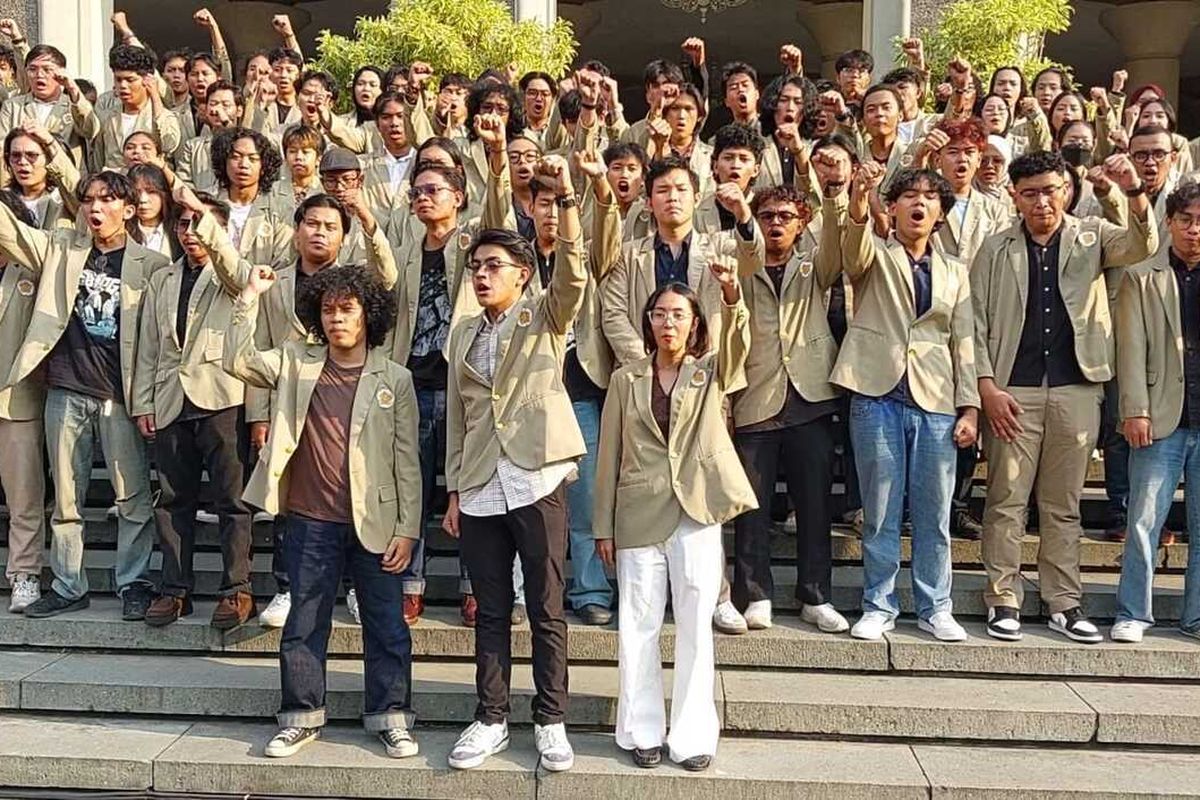 Para mahasiswa UGM usai menyampaikan pernyataan sikap terkait aksi di Gelanggang Inovasi dan Kreativitas (GIK) saat acara diskusi yang menghadirkan tiga pejabat negara.( poto : kompas.com )