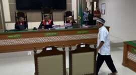Priyo Bagus Setiawan saat berjalan usai berkonsultasi dengan kuasa hukumnya soal tuntutan dari jaksa penuntut umum di sidang lanjutan di Pengadilan Negeri Indramayu, Kamis (18/6/2026).( poto : kompas.com )