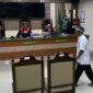 Priyo Bagus Setiawan saat berjalan usai berkonsultasi dengan kuasa hukumnya soal tuntutan dari jaksa penuntut umum di sidang lanjutan di Pengadilan Negeri Indramayu, Kamis (18/6/2026).( poto : kompas.com )