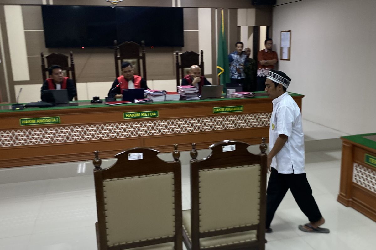 Priyo Bagus Setiawan saat berjalan usai berkonsultasi dengan kuasa hukumnya soal tuntutan dari jaksa penuntut umum di sidang lanjutan di Pengadilan Negeri Indramayu, Kamis (18/6/2026).( poto : kompas.com )
